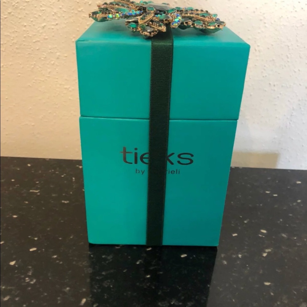 TIEKS Emerald Green Box and Flower